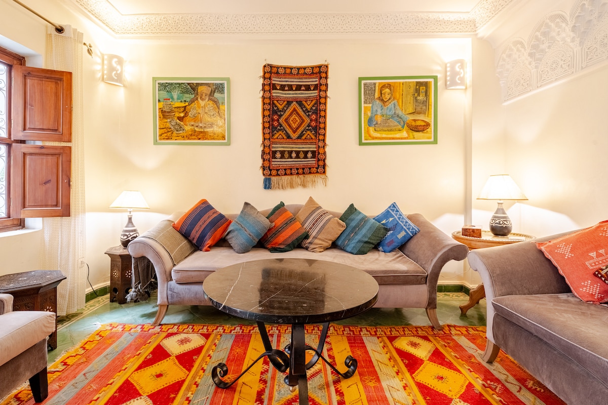 Terrasse sur le toit du Riad avec vue sur la Médina, salon extérieur