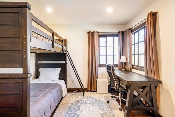 4B/4B Home: Ocean View, Sleeps 10, BBQ Grill gallery image 4