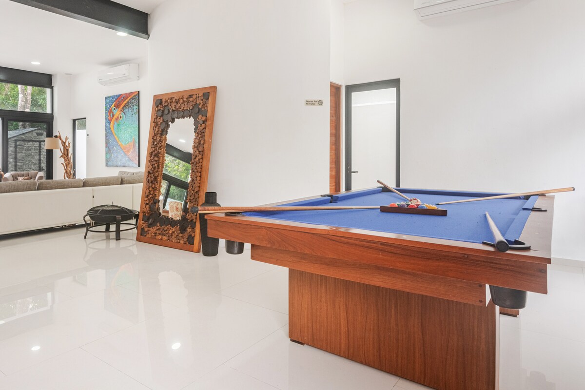 Airbnb con mejor rendimiento: Luxury Villa w/ Pool & Jacuzzi Near the Beach en Aldea Kin