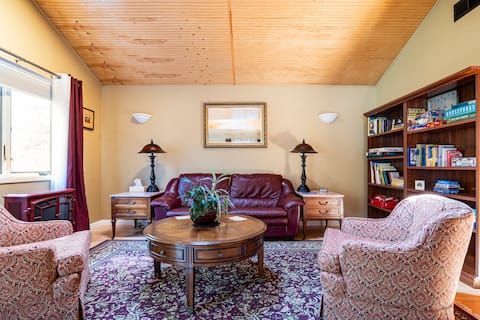 Hide Away at Rock Farm UConn Private BnB “5 Star”