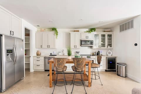 Top performing Airbnb: Cute Condo 5 Minutes to Downtown in Galindo