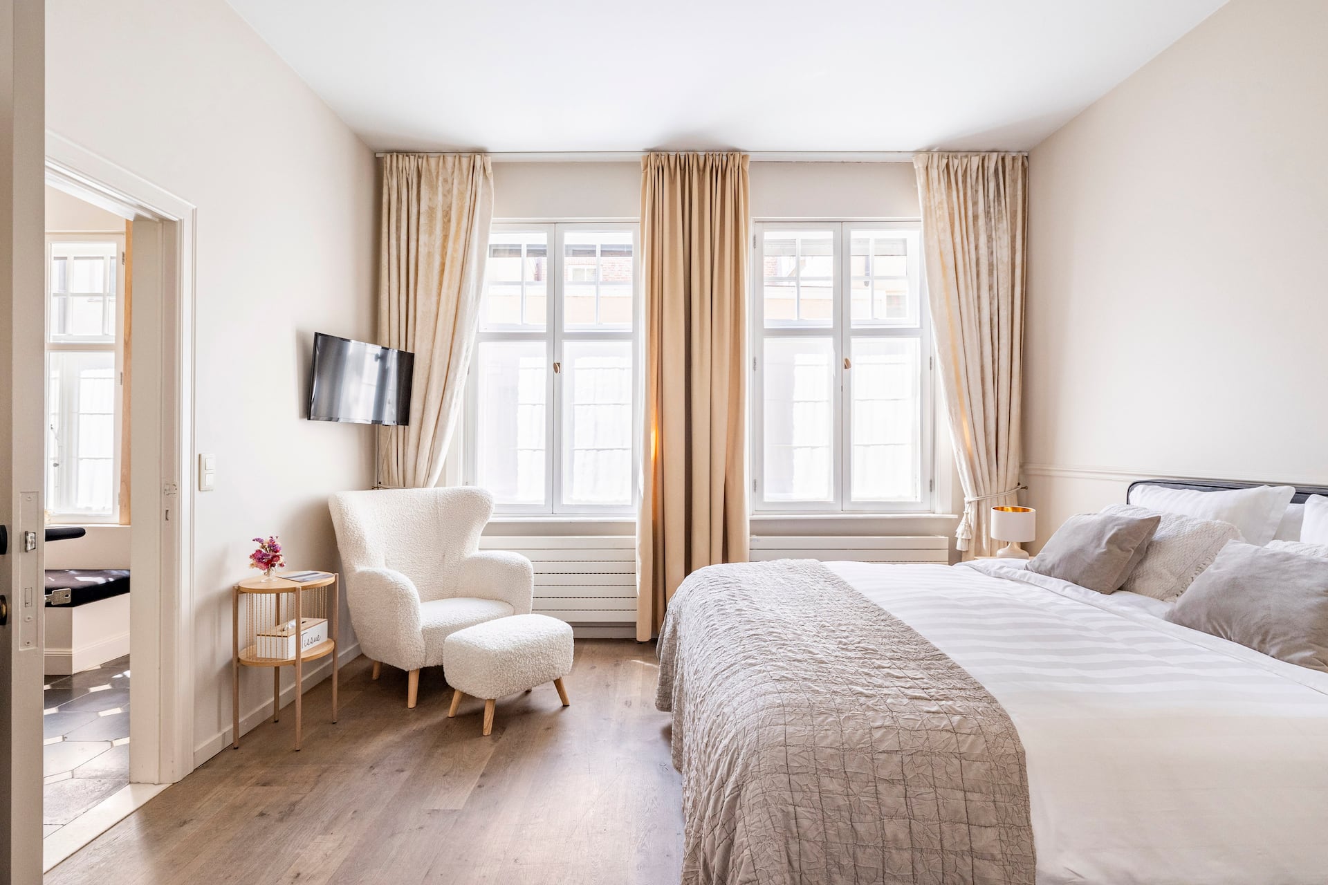 Exclusive ground floor accommodation near the market