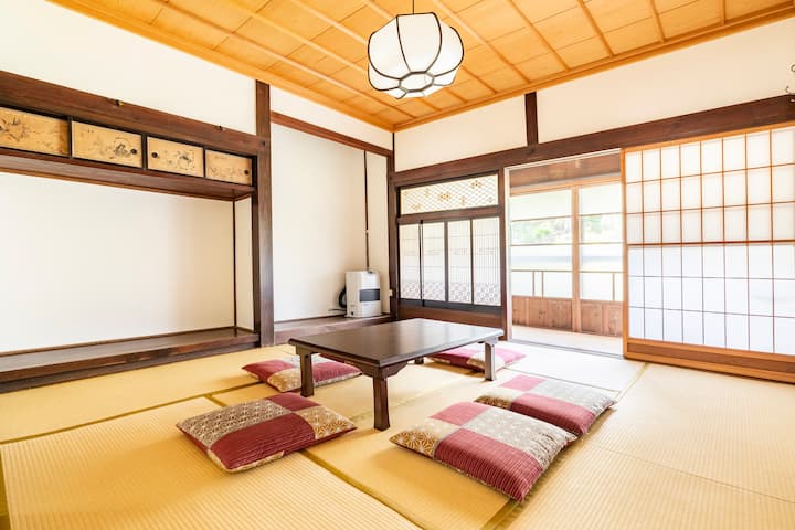 [Yuayawada Accommodation]客室裏の畳8畳
奥庭への窓を閉めています。　別角度