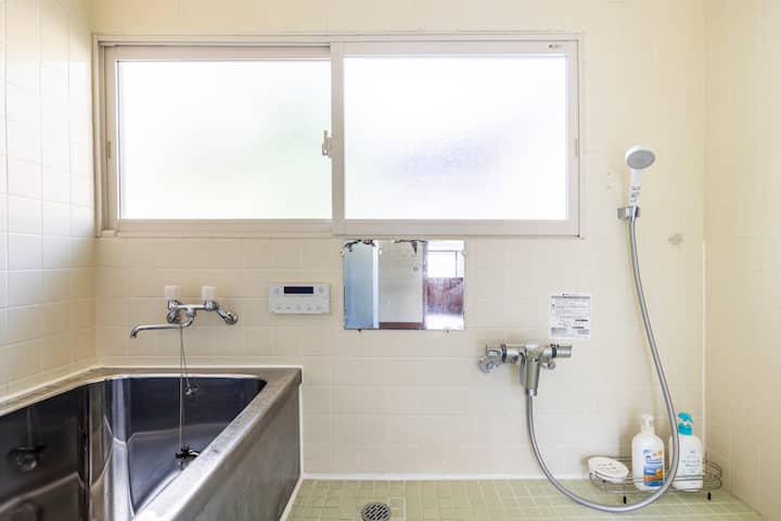 Yuayawada B&Bバスルーム
ステンレス浴槽・自閉式シャワー
リンスインシャンプー・ボディーソープ
全自動ボイラーでスイッチを押すだけ。