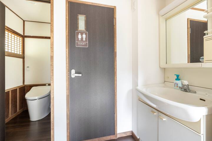 【おやど　和田宿】トイレ　洗面

トイレは全部で三ヶ所
洗面は全部で三ヶ所