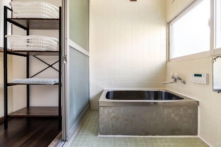 【おやど　和田宿】ステンレス浴槽
ボイラーは全自動

写真に写っていませんが、シャワーと蛇口が右側に有ります。

リンスインシャンプーとボディーソープあり