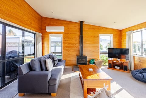 Spacious modern bach close to the lake