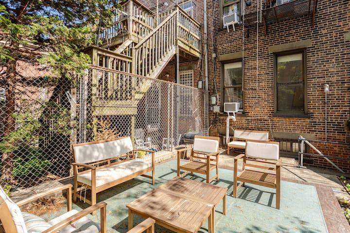 Main Parlor Level Brownstone w/ Private Backyard gallery image 3