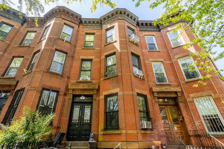 Main Parlor Level Brownstone w/ Private Backyard gallery image 4