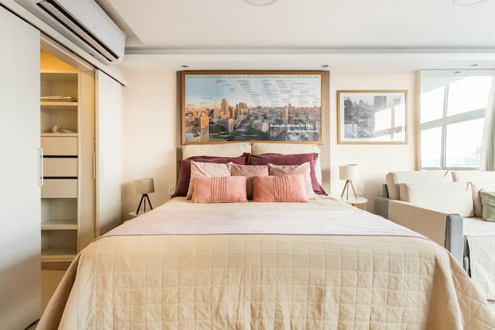 Dhomë e integruar në dhomën e ndenjjes, në një mjedis jashtëzakonisht të rehatshëm, ideal për familjet, grupet e miqve ose çiftet!