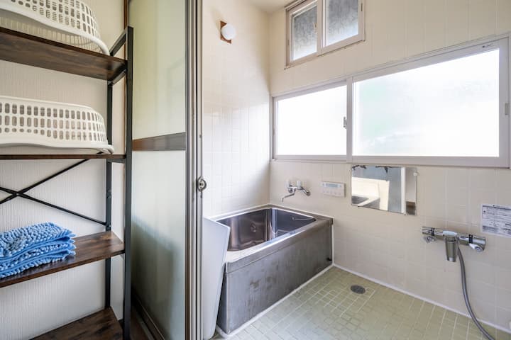 [Yuayawada] Bathro
どこか懐かしい昭和のお風呂をそのまま使っています。
古い物ですので、大切に使ってください。

ボイラー(全自動)とシャワーは最新です。