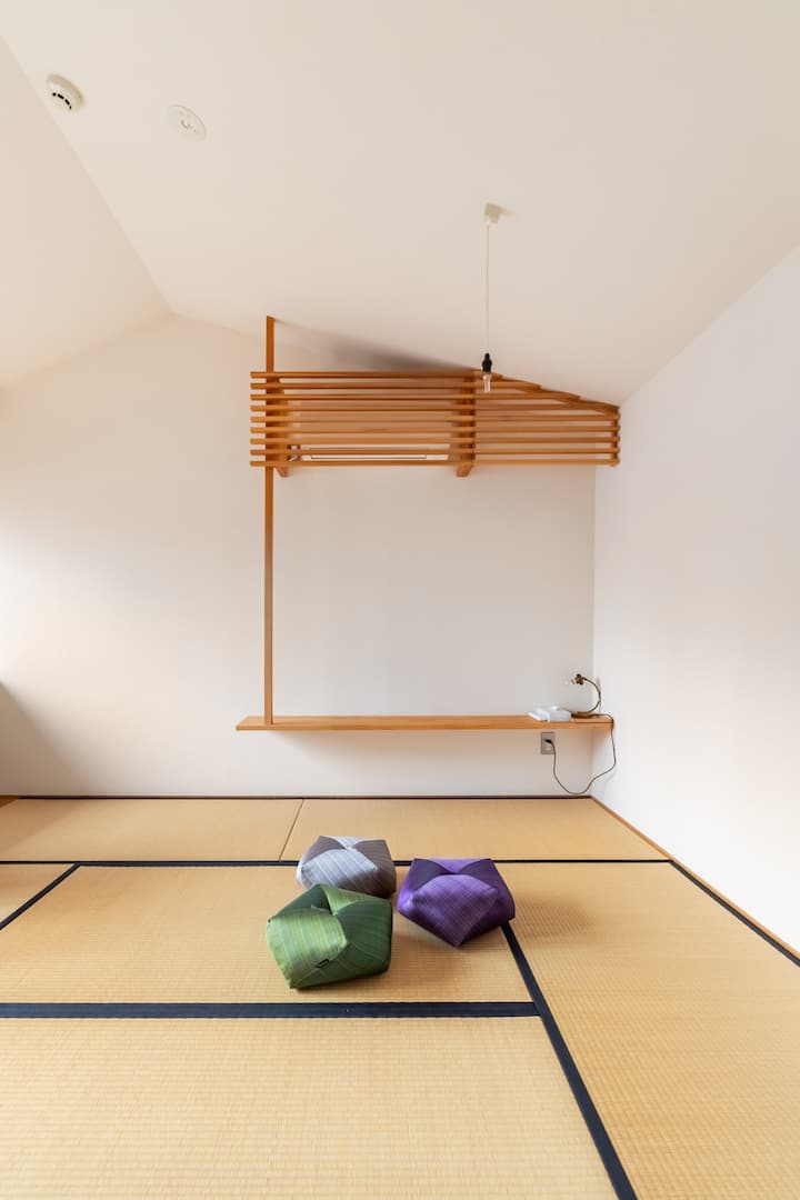 Ici, vous pouvez voir la salle de tatami située au dernier étage de notre machiya HASU.

Cette photo a été prise par l'équipe photo ©Airbnb en décembre 2023.
