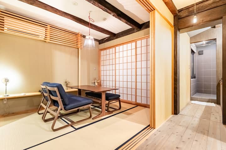 Ici, vous pouvez voir l'espace salon situé au deuxième étage de notre machiya HASU.

Cette photo a été prise par l'équipe photo ©Airbnb en décembre 2023.
