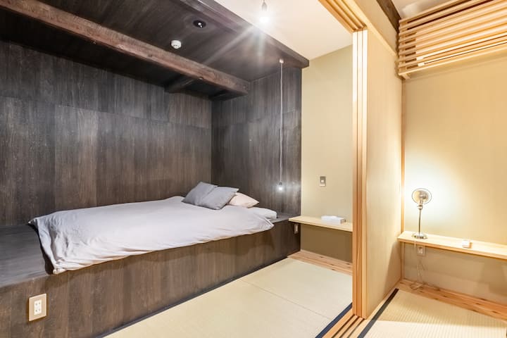 Ici, vous pouvez voir l'espace chambre situé au deuxième étage du côté est de notre machiya HASU.

Cette photo a été prise par l'équipe photo ©Airbnb en décembre 2023.
