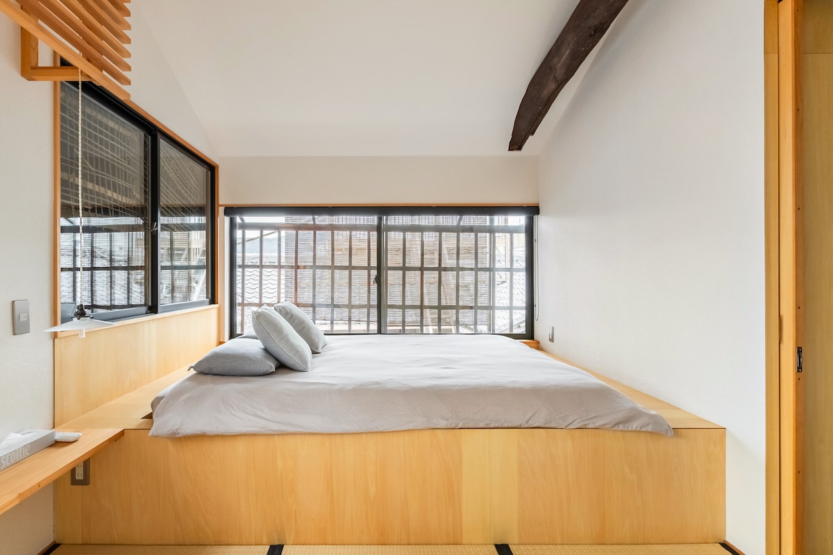 Ici, vous pouvez voir la chambre principale située au dernier étage (3F) de notre machiya HASU.

Cette photo a été prise par l'équipe photo ©Airbnb en décembre 2023.
