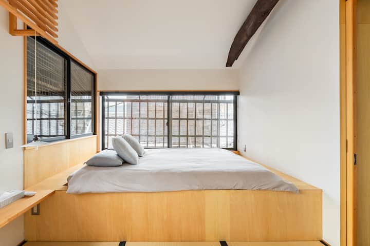Ici, vous pouvez voir la chambre principale située au dernier étage (3F) de notre machiya HASU.

Cette photo a été prise par l'équipe photo ©Airbnb en décembre 2023.
