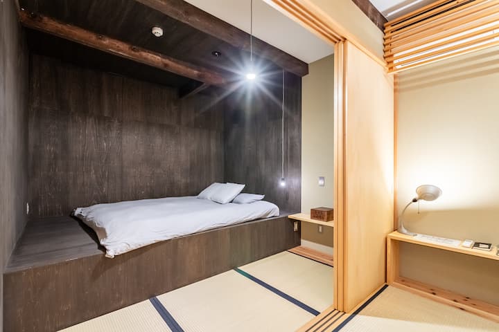 Ici, vous pouvez voir l'espace de la chambre situé au rez-de-chaussée de notre machiya HASU.

Cette photo a été prise par l'équipe photo ©Airbnb en décembre 2023.