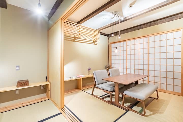 Ici, vous pouvez voir l'espace de séjour situé au rez-de-chaussée de notre machiya HASU.

Cette photo a été prise par l'équipe photo ©Airbnb en décembre 2023.
