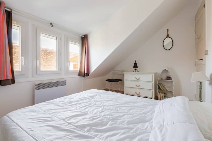 Chambre n°1 donnant sur un jardin intérieur et cour.
Les fenêtres sont équipées de volets roulants.
