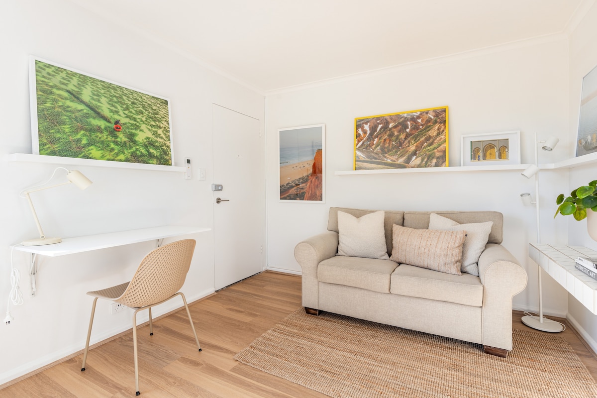 Popular Airbnb listing: Cosy, art & natural light filled Apartment in Abbotsford