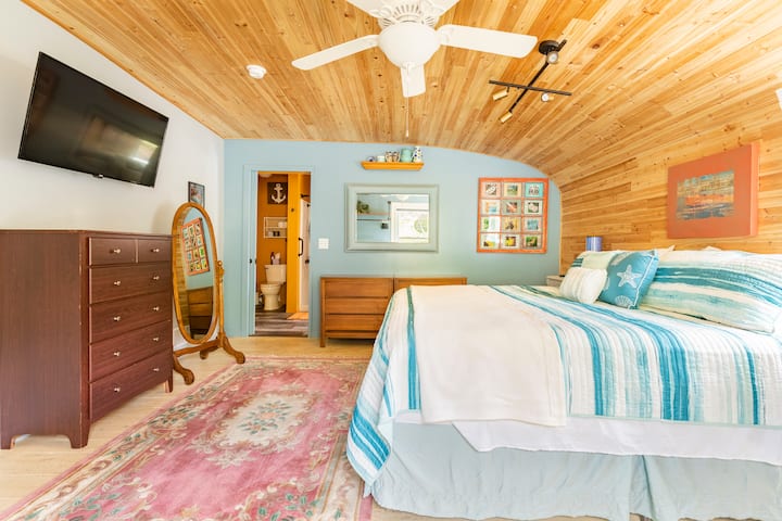 Chumba cha kulala cha bluu kilicho na kabati 3 za nguo, kioo kikubwa na kioo cha kusimama. 