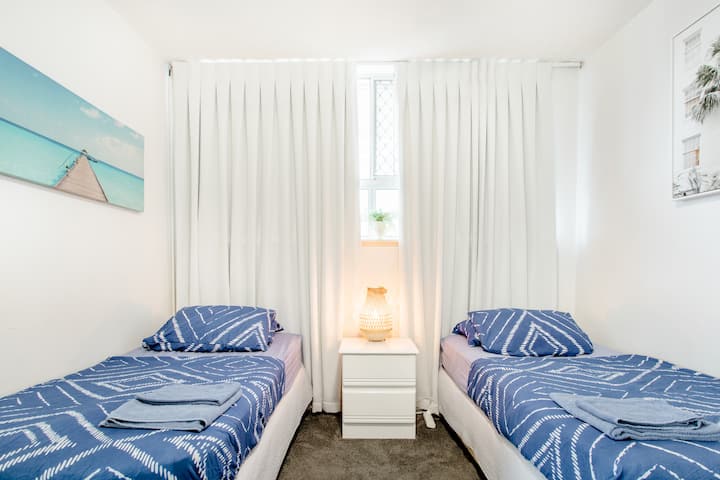 เตียงเดี่ยวที่สะดวกสบาย 2 เตียงซึ่งสามารถใช้เป็นเตียงคู่ได้