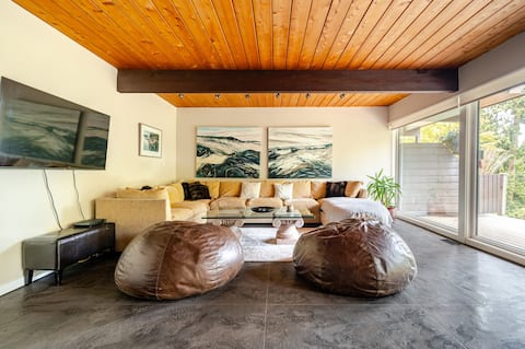 West Van Tranquil Mountainside Get-Away (3BR 2BA)