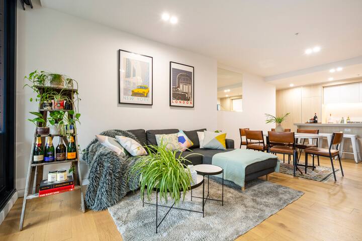 ST KILDA – 2bathroom + parking, family friendly