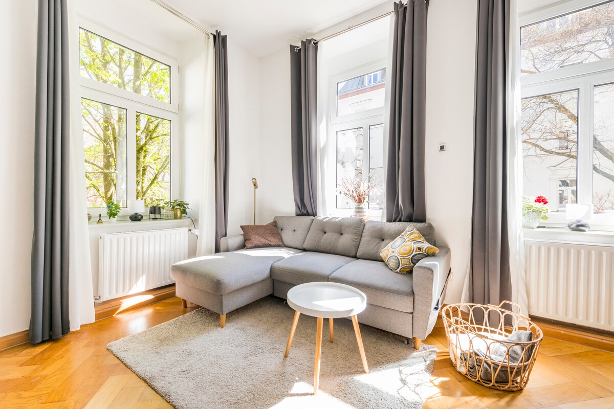 Top Airbnb: Charming old building apartment in a central location in München