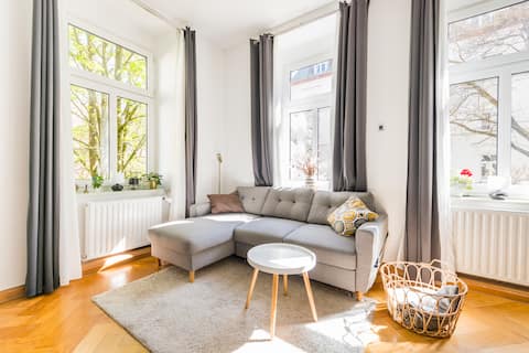 Top Airbnb: Charming old building apartment in a central location in München