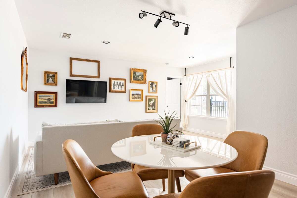 Successful Airbnb property: Hilltop Pool House W/great Views in Lago Vista