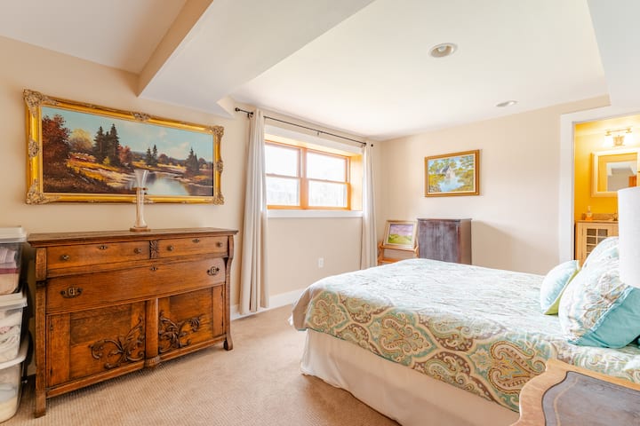 Kjo dhomë gjumi ndodhet në katin përdhes dhe ka një banjë private brenda në suitë me dush. 