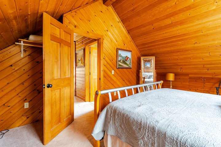 Dhomë gjumi kryesore me krevat dopio "king" që ndodhet në katin e dytë. Banjë e plotë private me dush ndodhet jashtë dhomës së gjumit, në korridor.