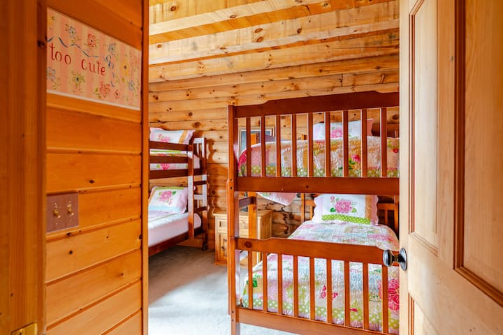 Dy grupe krevatësh marinarë në një dhomë që ndodhet në katin kryesor,  pranë kuzhinës.  Kjo dhomë është e përshtatshme për fëmijë. 