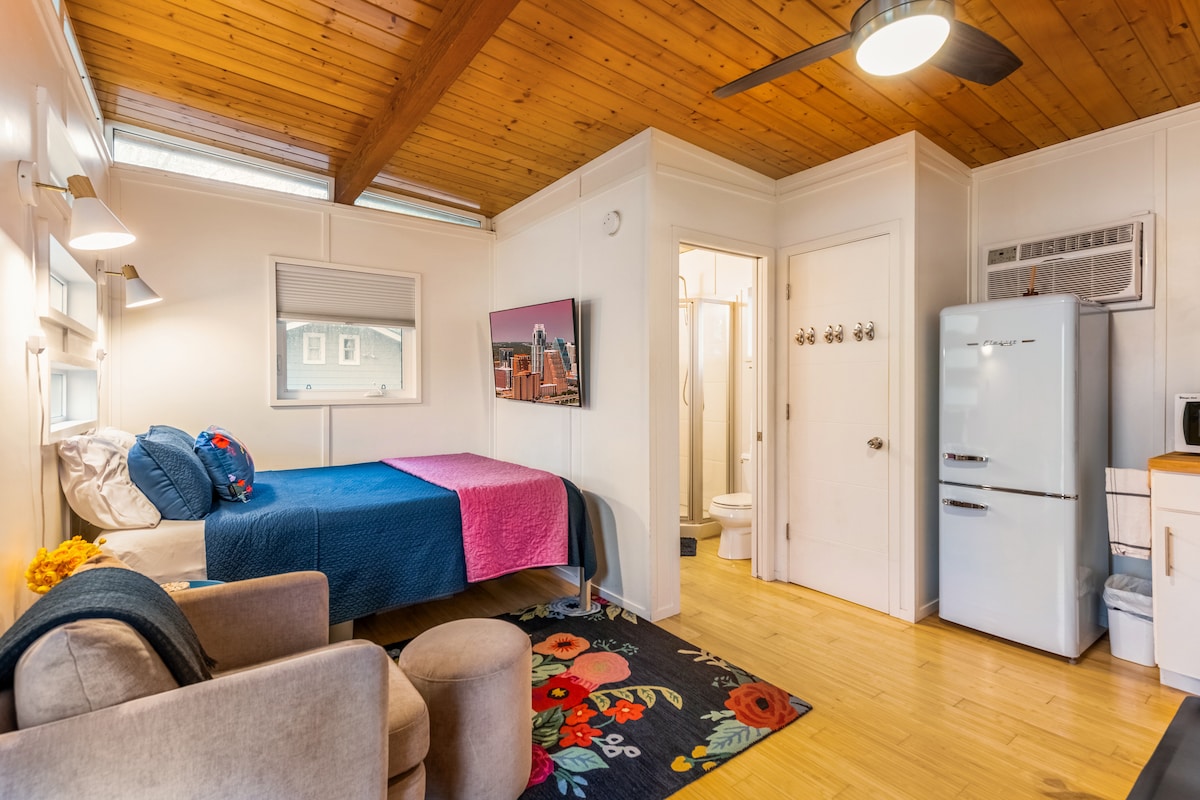 Cozy Windsor Park Casita w/ tons of natural light
