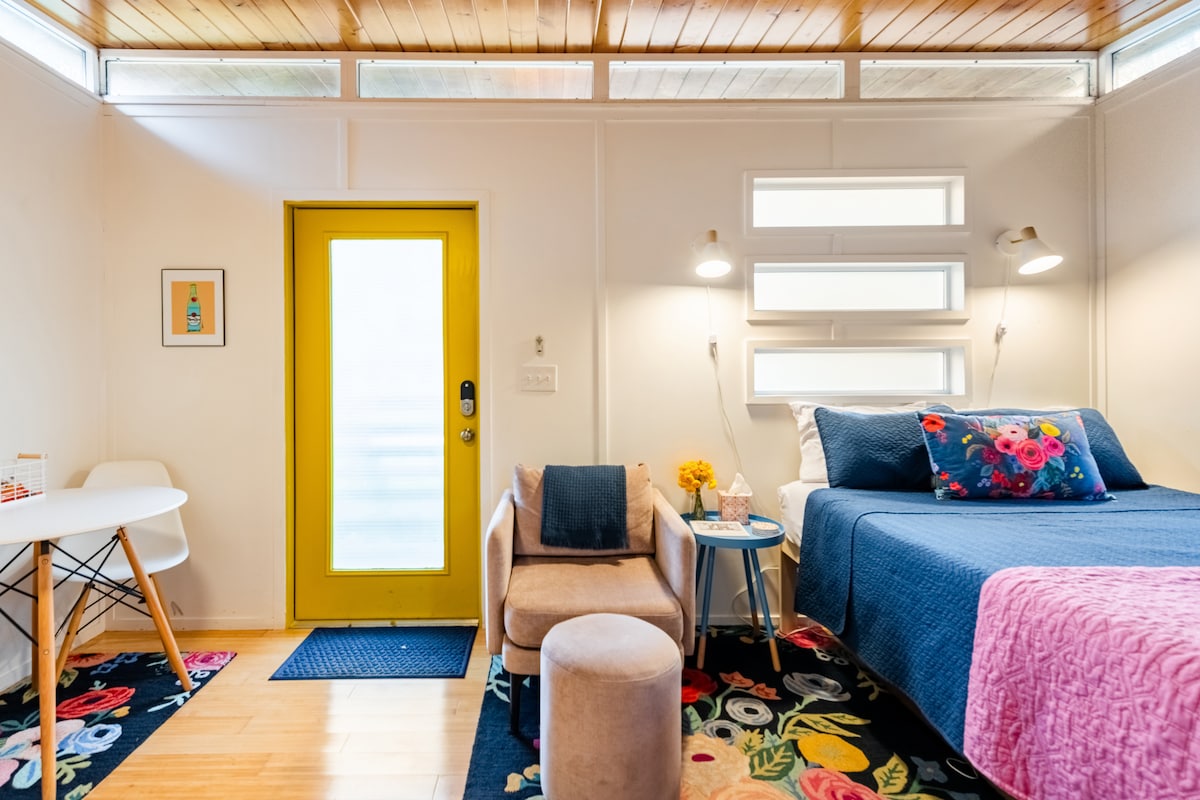 Cozy Windsor Park Casita w/ tons of natural light