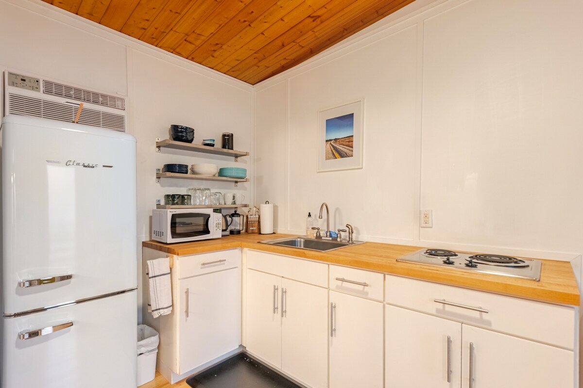 Cozy Windsor Park Casita w/ tons of natural light