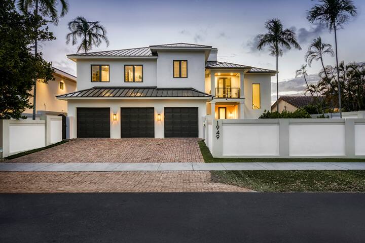 Million Dollar Waterfront Views | Walk to Beach gallery image 3