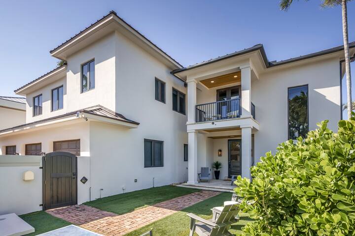 Million Dollar Waterfront Views | Walk to Beach gallery image 5