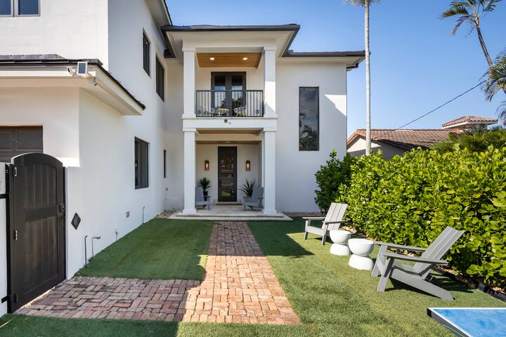 Million Dollar Waterfront Views | Walk to Beach gallery image 4