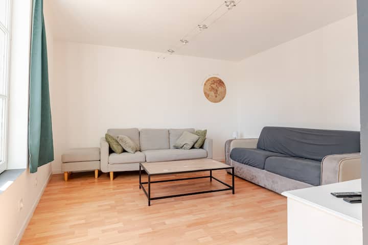 1张双人沙发床（床已准备就绪，沙发盒里有枕头）
1张沙发 