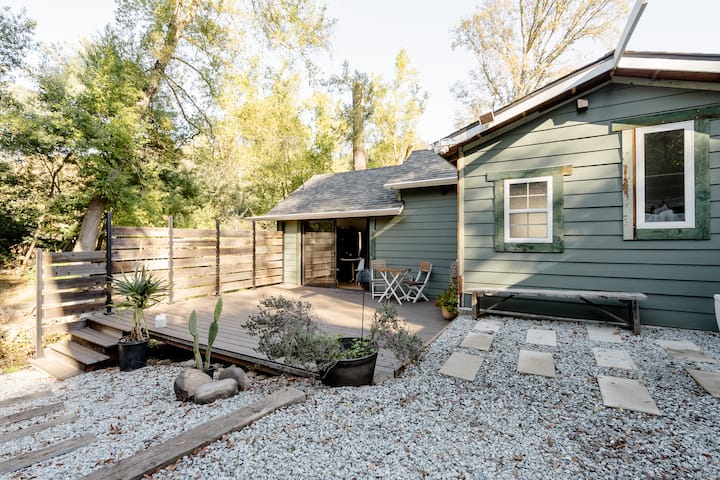 The Pump House: Romantic Spa Like Couples' Retreat