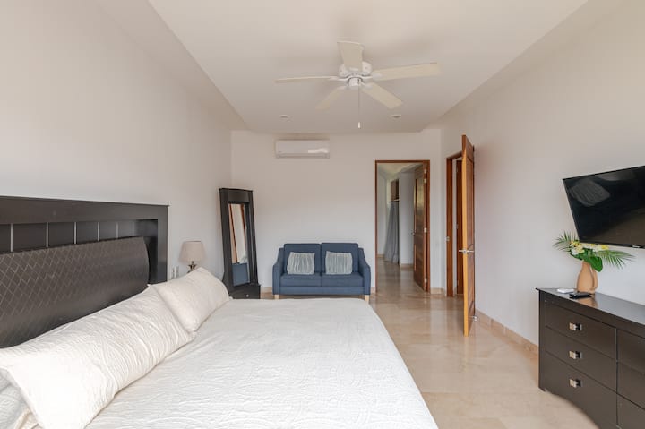 可供两个人使用的大型全身镜和沙发。 