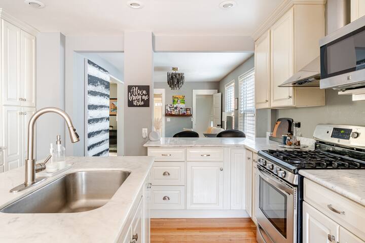 Classic Queen Anne home gallery image 5