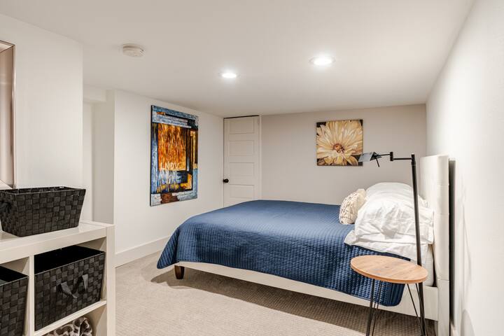 Classic Queen Anne home gallery image 4