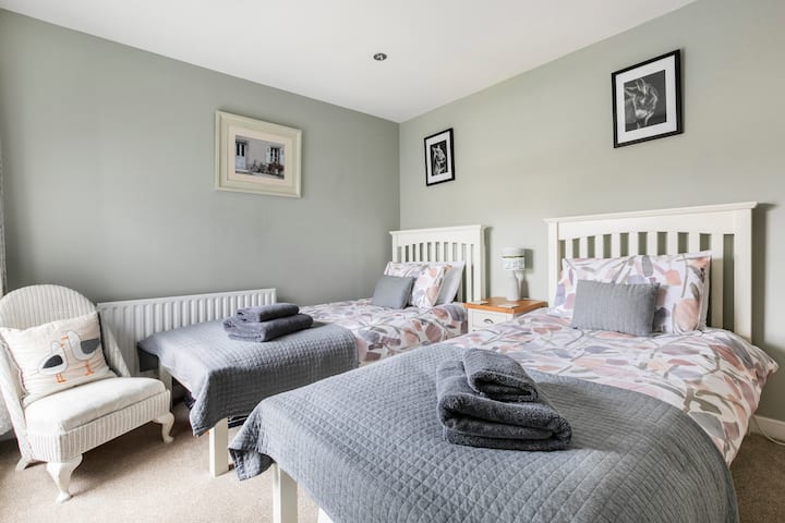 เตียงเดี่ยว 2 เตียงพร้อมห้องน้ำในตัวเต็มรูปแบบ 