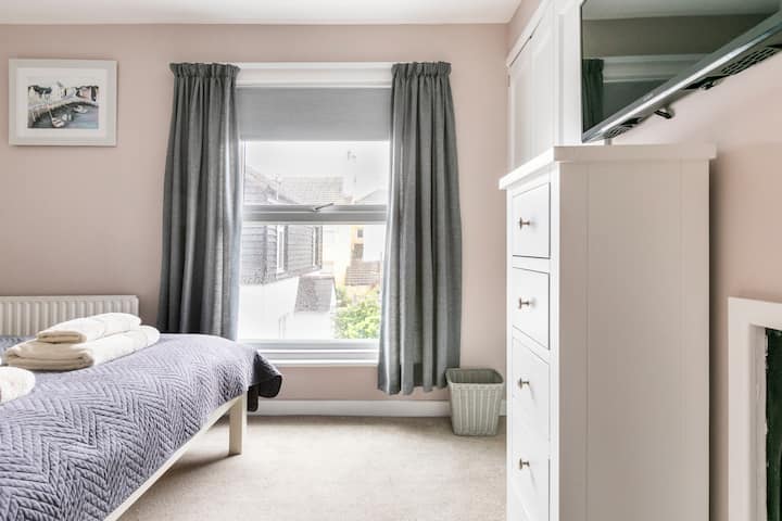 เตียงคิงไซส์ (5 ฟุต) พร้อมห้องน้ำในตัวขนาดกะทัดรัด