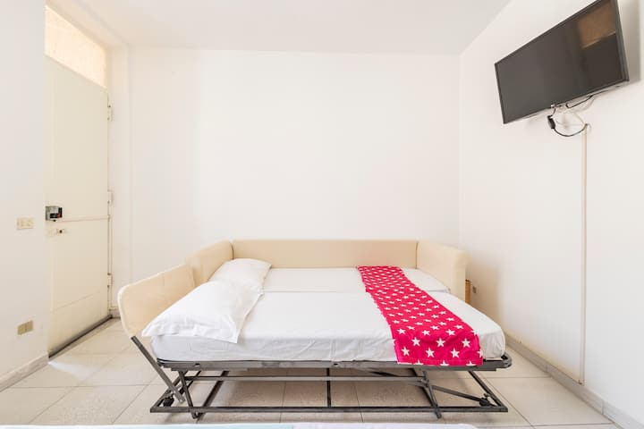 ľahko sa otvára rozkladacia pohovka, ktorá sa zmení na manželskú posteľ alebo dve samostatné postele podľa vašich potrieb