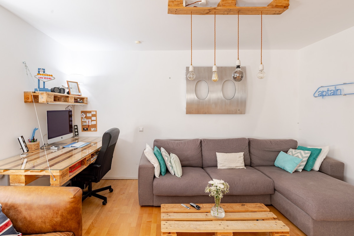 Successful Airbnb property: Spacious apartment and all yours! in Josephsplatz