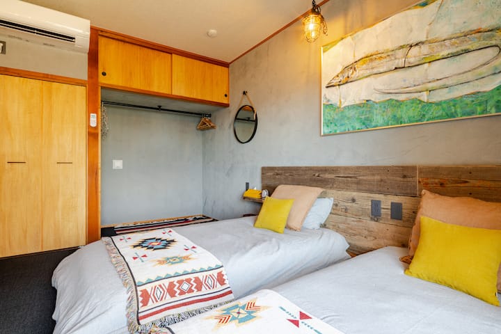 クローゼットは備品倉庫となっております。シーツ、タオル、洗剤など次のお客様に使用しますので無断でご利用されないでください。
掃除機とほうきは必要に応じてご利用ください。